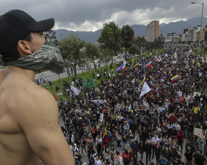 數以萬計民眾再湧到首都波哥大市中心街上抗議。AP
