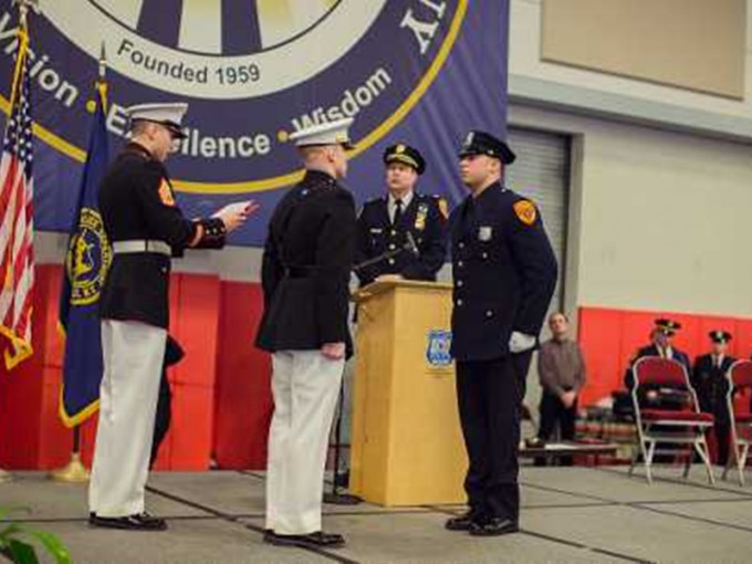 费雷拉(中)成为全美第一名双重截肢的全职警察。