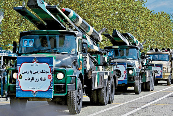 在德黑兰举行的阅兵礼，展示「征服者」精准打击导弹。
