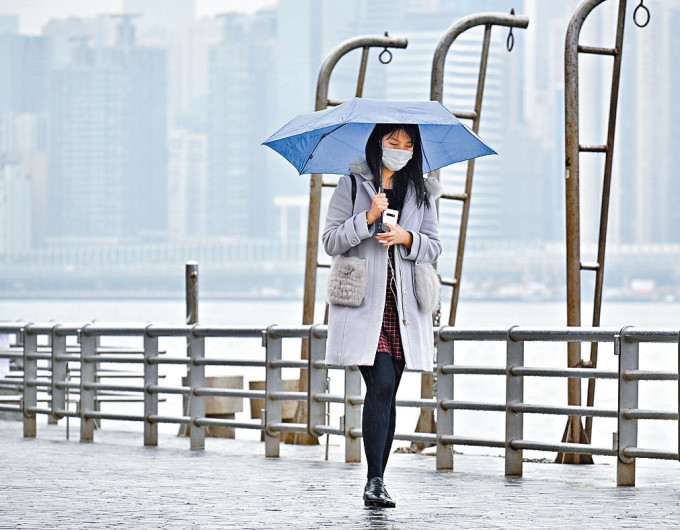 ■天文台預料今日天陰有雨，市民外出勿忘帶傘。