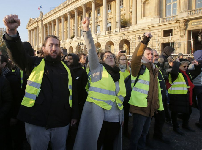 发起人号召周六在巴黎举行第二场大型示威。AP