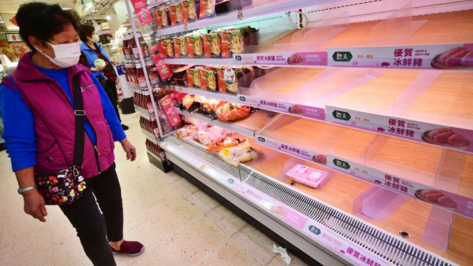 有超市卖冰鲜猪肉的冻柜，下午几乎被市民抢光。