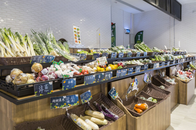 店内出售逾400款新鲜空运直送的亚洲风味食材和蔬果。