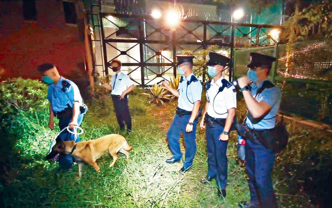 ■警方帶同警犬於南區高調反爆竊。