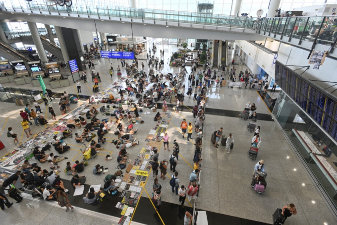 去年8月13日，示威者在机场举行示威活动。资料图片
