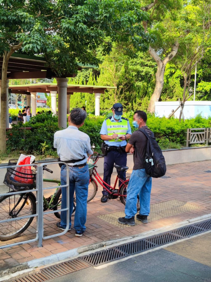 警方向違例踏單車人士發出傳票。 警方提供