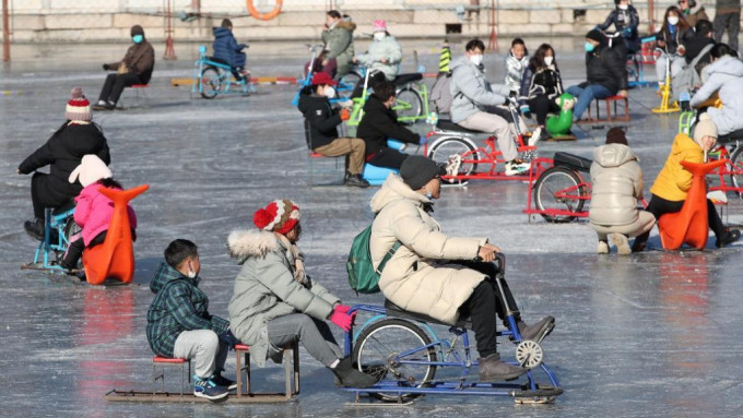 元旦期间，北京北海公园南门荷花湖冰场人头攒动。互联网