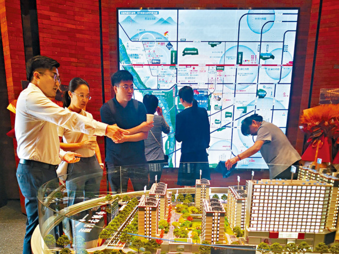北京五环外一处刚刚开盘的项目，看楼客络绎不绝。