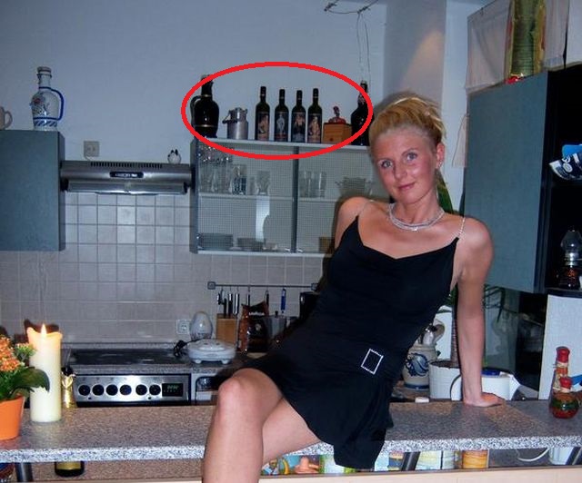 比耶斯曼穿上黑色低胸短裙，坐在一批印有希特拉肖像的酒瓶前拍照。網上圖片