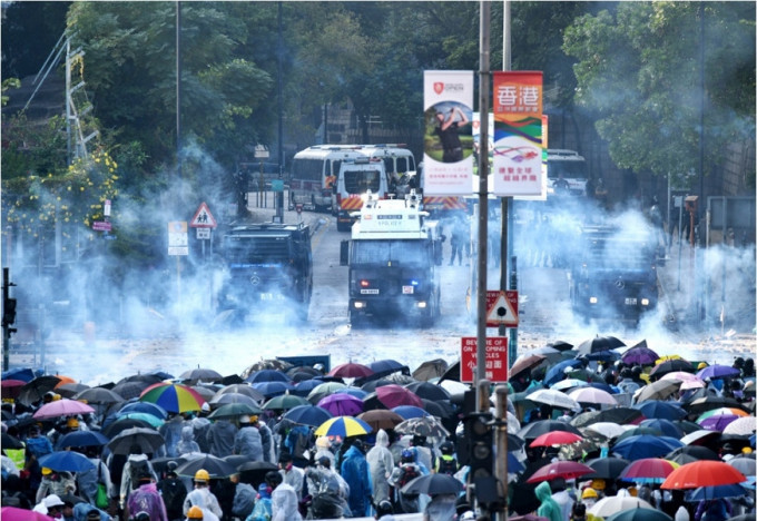 理大衝突中警方防暴車輛與示威者對峙。資料圖片
