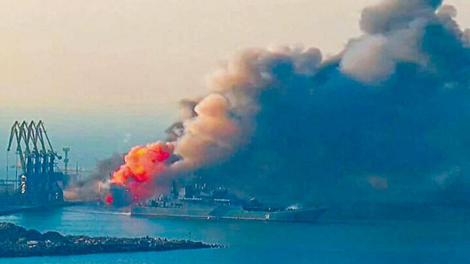 乌军在别尔江斯克港附近击毁俄军登陆舰，现场大量黑烟升上半空。