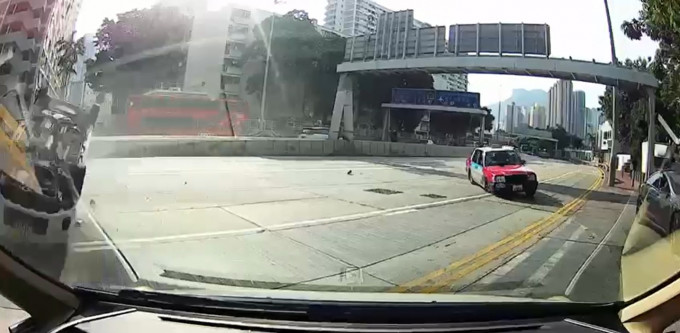白色私家車相撞的士後翻滾。行車記錄儀片段