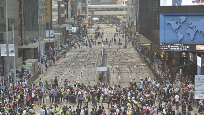 2019年11月有网民号召「三罢」行动，中环有人群堵路和聚集，警方拘捕多人。资料图片