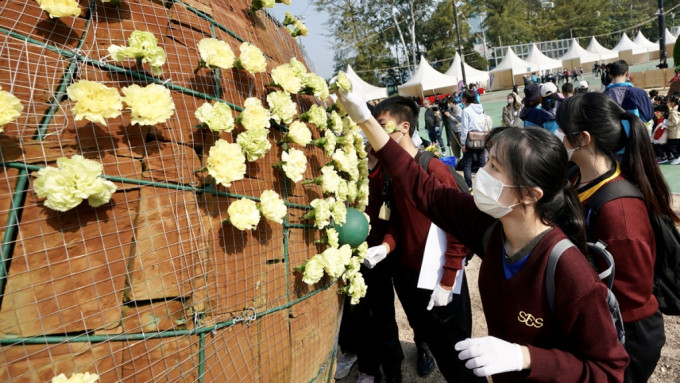 学生镶嵌花坛。政府新闻处图片