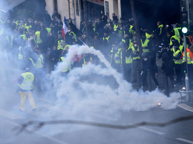 首都巴黎及其他城市連續第10個周末爆發「黃背心」示威。AP