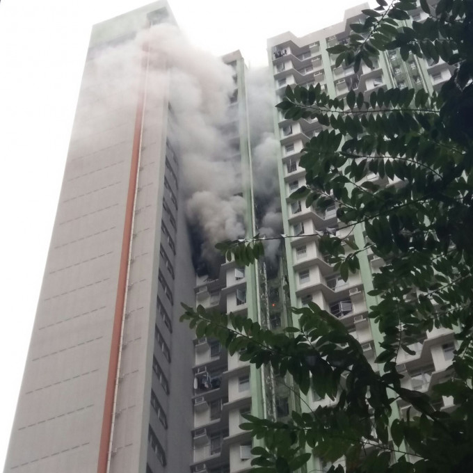 东涌逸东邨一单位起火。读者提供