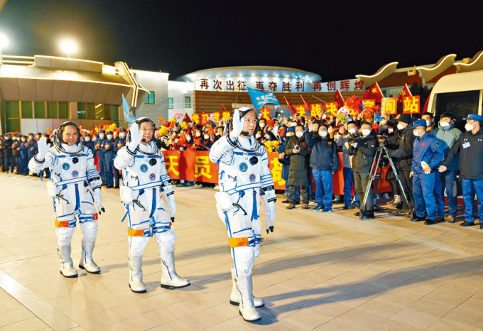 神舟十五號太空人費俊龍（前）、鄧清明（中）及張陸舉行出征儀式。
