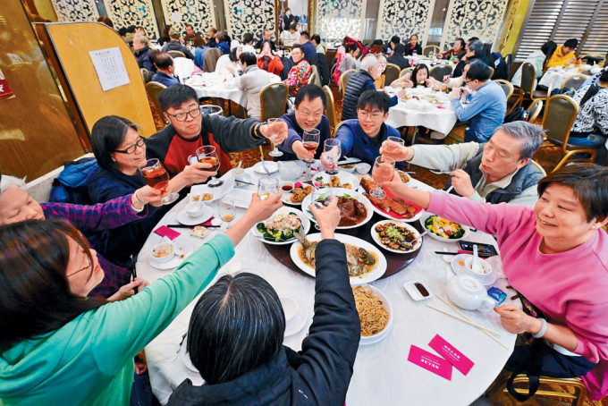 今年冬至在寒风中渡过，有家族照传统在酒楼吃团圆饭。