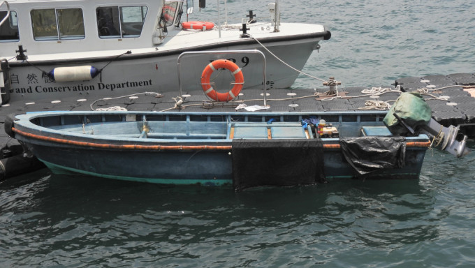 3名內地過港漁工早前在香港東面清水灣附近水域非法捕魚，被控違反《漁業保護條例》（第171章），今日（22日）被法庭裁定罪名成立。圖為該漁船。