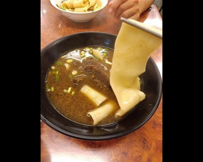 有网民认为，这是西安传统的面食「皮带面」。