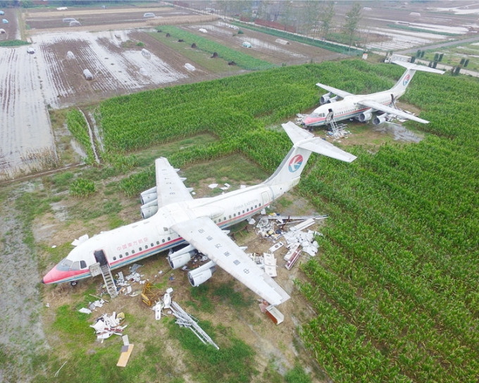 河南一名土豪老闆花費800萬元人民幣(約947萬港元)購入兩架舊客機，並放置在農田中。網圖