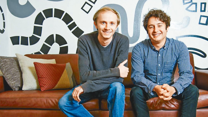 菲爾德（右）與大學同學華萊士共同創辦網絡設計公司Figma。