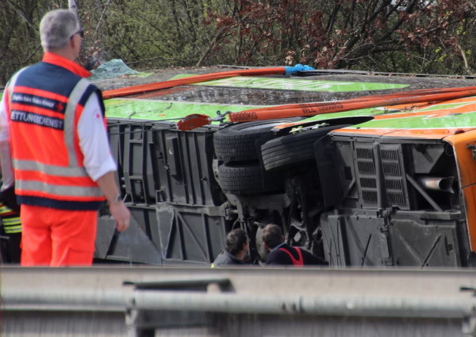 德國萊比錫長途巴士車禍，至少5人死亡。路透社