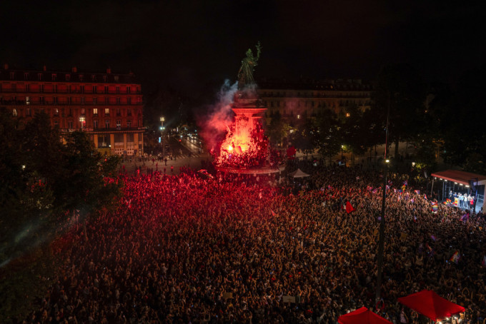 数千人聚集在巴黎共和广场抗议极右取胜。美联社