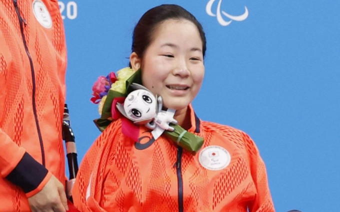 山田美幸于女子100米背泳比赛中勇夺银牌，成为日本队史上最年轻的奖牌得主。