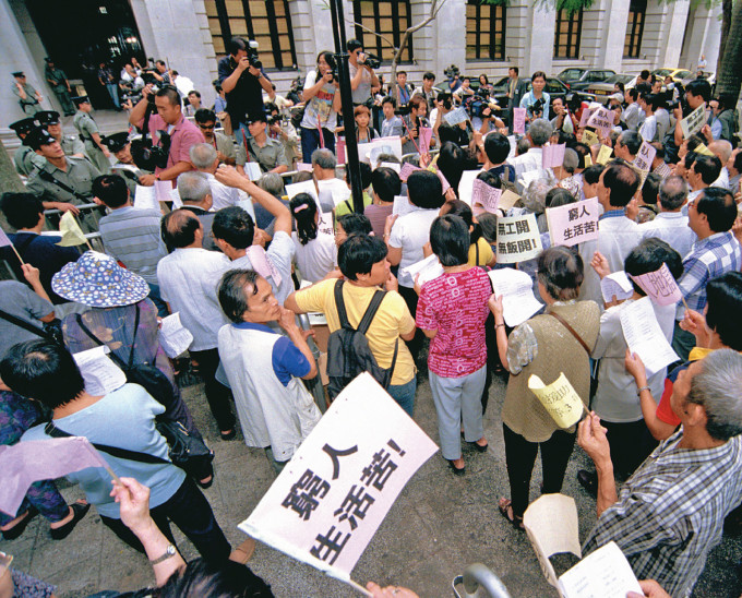 亚洲金融海啸打击下，香港经济低迷，加上失业率高企，有市民趁施政报告发表，在立会门外表达诉求。