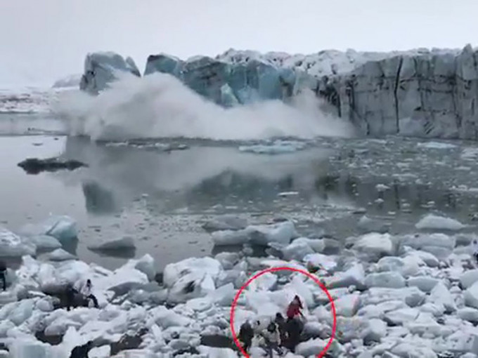 冰山突崩塌掀巨浪，遊客見證大自然的威力。（網圖）