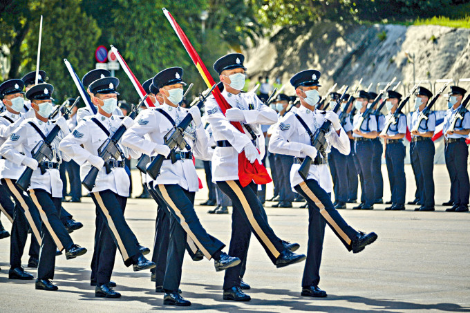 ■警队结业会操的升旗环节，首次以中式步操进行。
