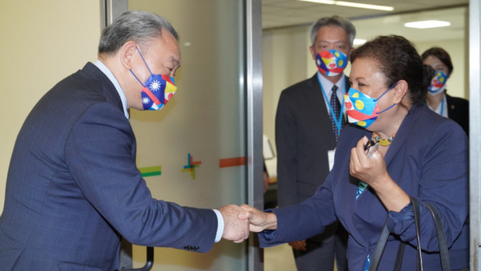 帛琉副總統席嫵杜率團訪台，台灣的外交部常務次長俞大㵢到場迎接。台灣的外交部Twitter
