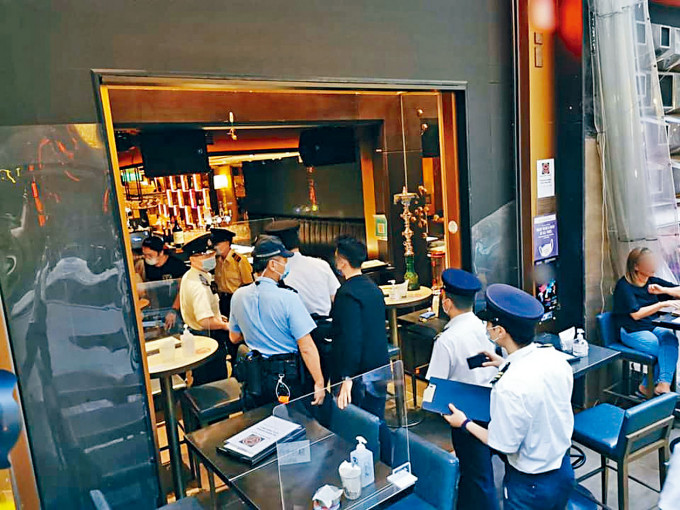 ■食环署及警方采取联合行动巡查食肆及酒吧。