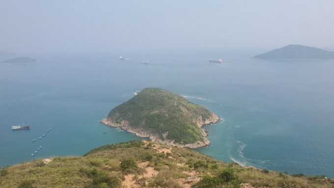 往鸭脷排沿途风景相当开扬，但陡峭难行。杨伟亨摄