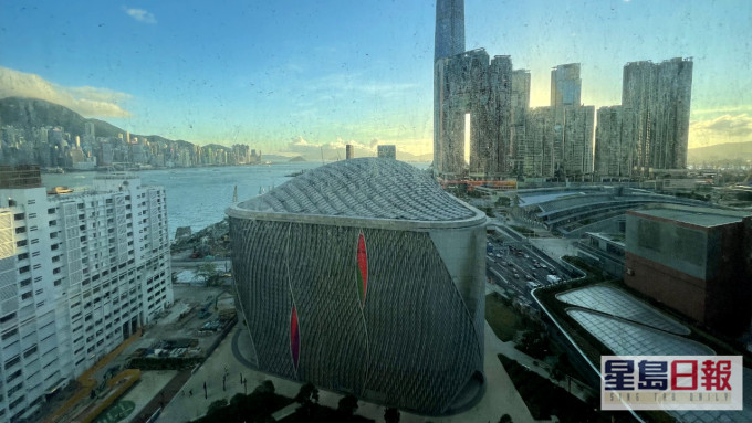 单位正望戏曲中心，又可欣赏维港海景及西九龙文化区景致。
