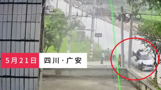 四川广安21日早上有私家车司机疑「恰眼瞓」，撞死路边5名路人。