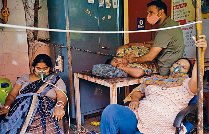 ■在北方邦加济阿巴德市，病人在锡克庙外免费呼吸氧气。