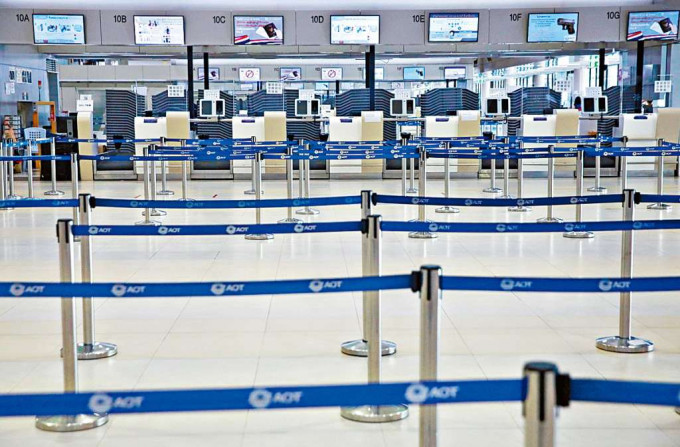在疫情下，曼谷廊曼国际机场登机柜位周一空无一人。