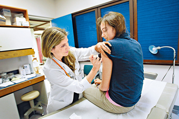 邁阿密大學醫生為女童接種HPV疫苗。