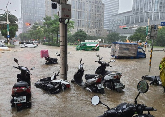 台北忠孝东路一带在暴暴下水浸。网图