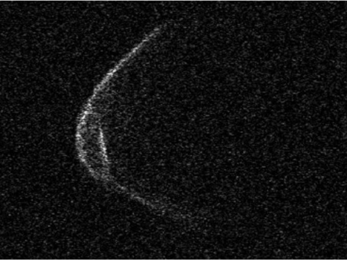 拍得的观测画面显示小行星宛如「带著口罩」。twitter