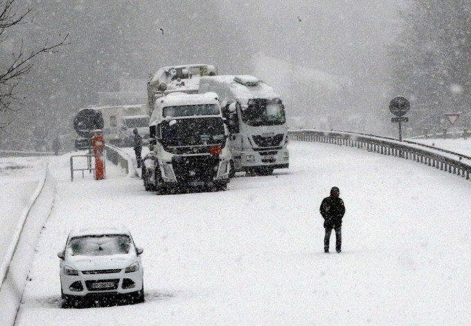 歐洲廣泛地區周四狂風暴雪。AP