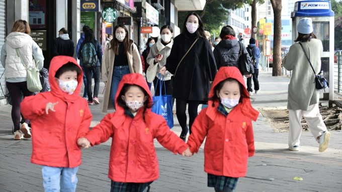 天文台预料本港周末起气温下降，天气湿冷。资料图片