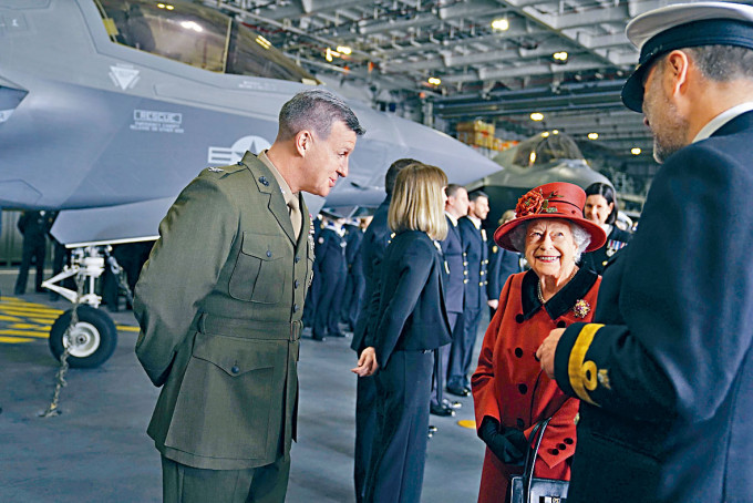 ■英女皇在航空母艦「伊利沙伯女皇號」上與官兵見面。