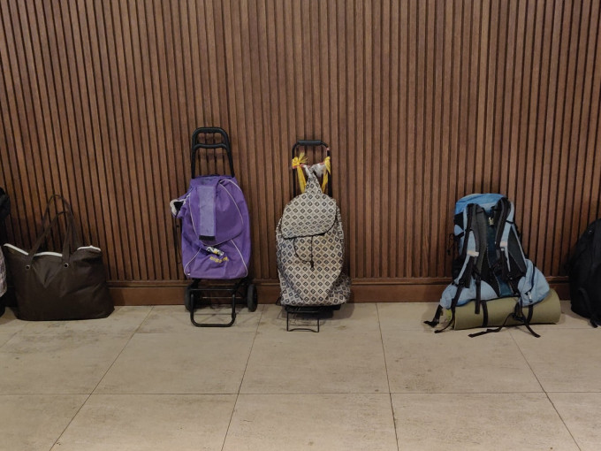 银杏馆指最近出现一些衣著整齐的露宿者来取饭盒，他们会附加一个行李背包，很守秩序的轮候饭盒。银杏馆Fb图片