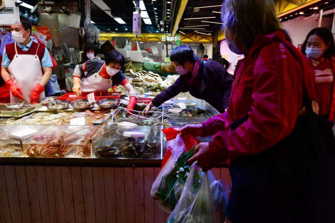 不少市民到街市買餸「做冬」。