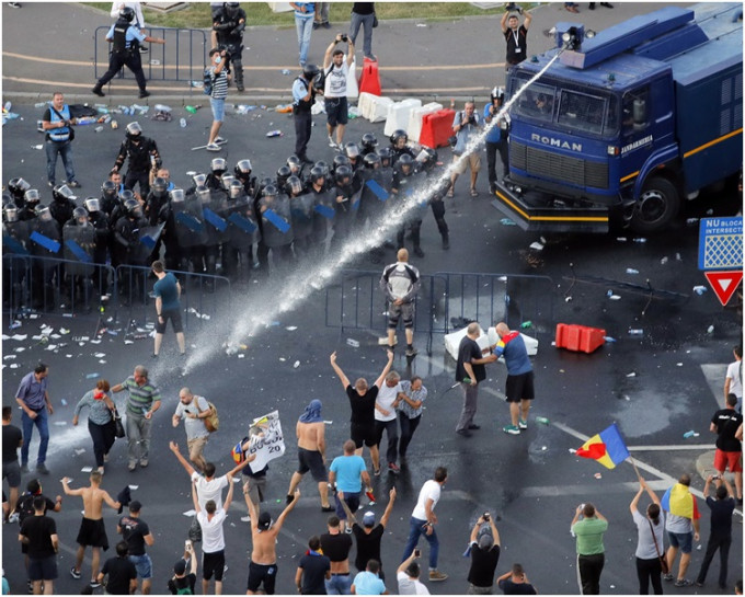 警方使用催淚煙及發射水炮驅散示威者。AP