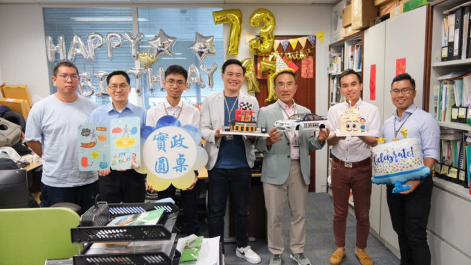 田北辰的辦事處職員為他預早慶祝73歲生日。田北辰facebook圖片