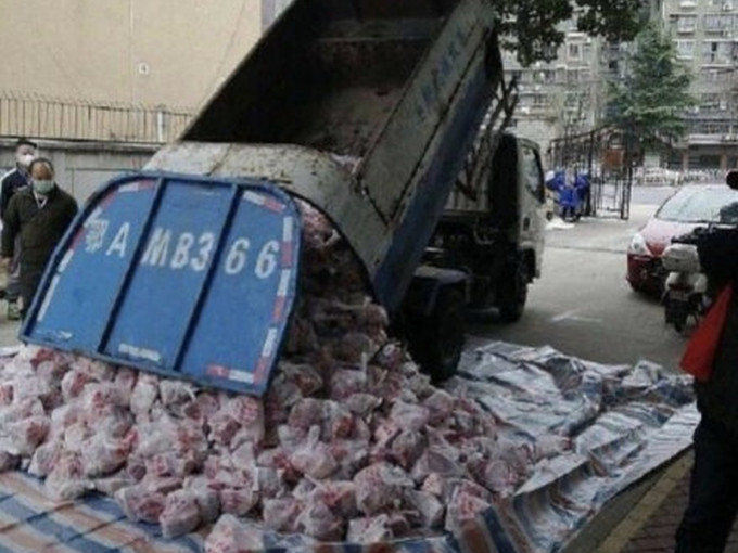 武汉屋苑用垃圾车运肉倒地派市民。(网图)